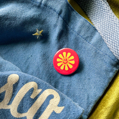 Winking Wallflower Daisy Pin