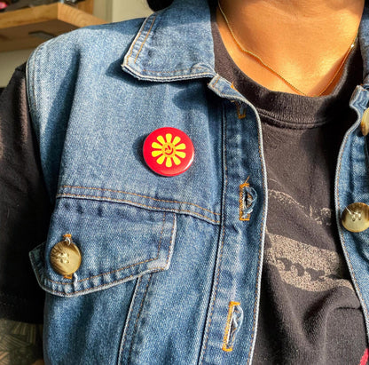 Winking Wallflower Daisy Pin